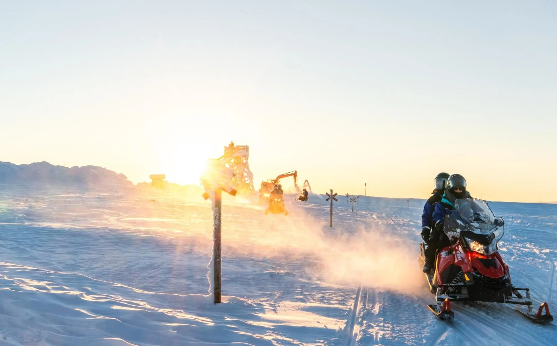 Snowmobile บนเส้นทางกลางหิมะ
